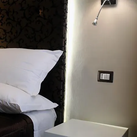 皮科洛西班牙广场套房酒店 招待所 4*