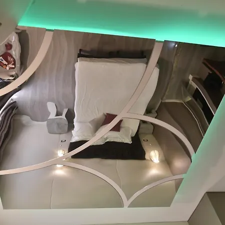 皮科洛西班牙广场套房酒店
