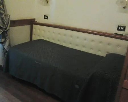 皮科洛西班牙广场套房酒店 4*
