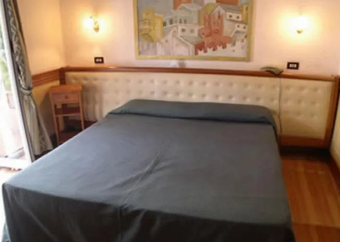 Πανσιόν Piccolo Di Piazza Di Spagna 4*